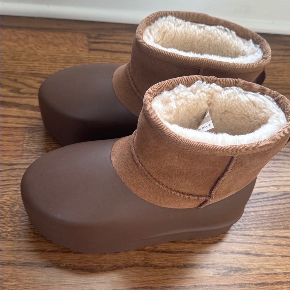 UGG Classic Mini Pumped Molded Boots Gender-inclusive. US men 6/women 7 - Picture 2 of 8